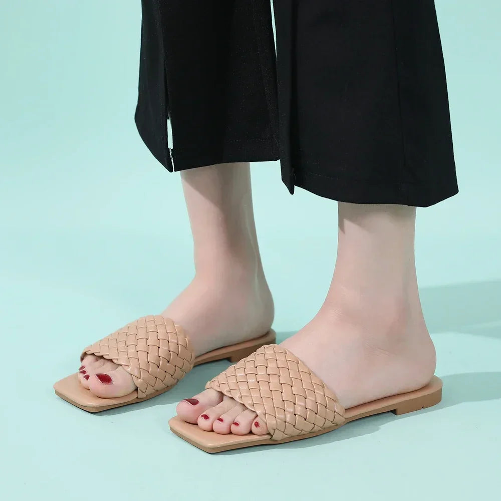 VEIGGARA | Pantoufles pour femmes, design tressé. Élégantes et décontractées.