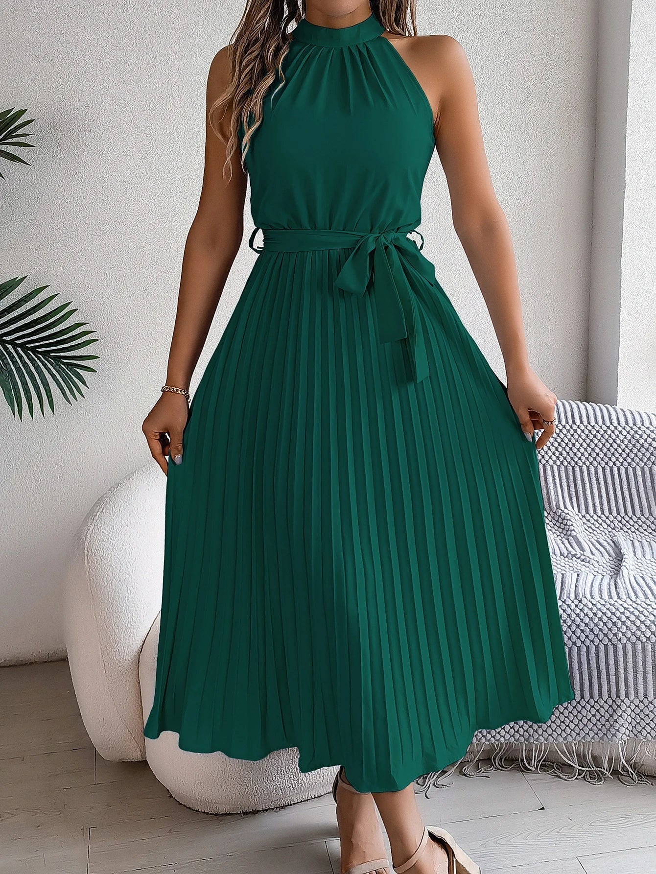 VEIGGARA | Robe élégante avec col montant et lien à la taille