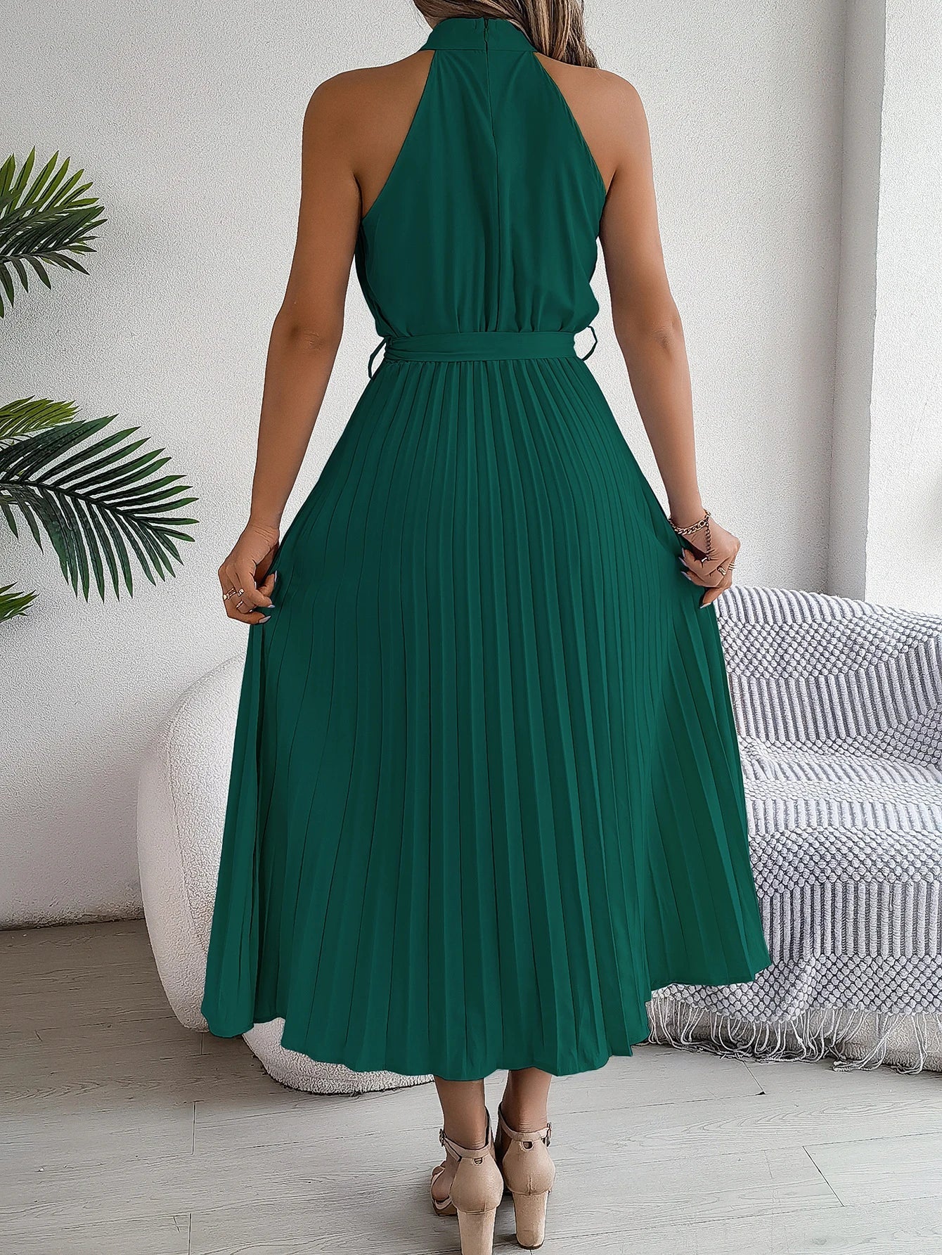 VEIGGARA | Robe élégante avec col montant et lien à la taille