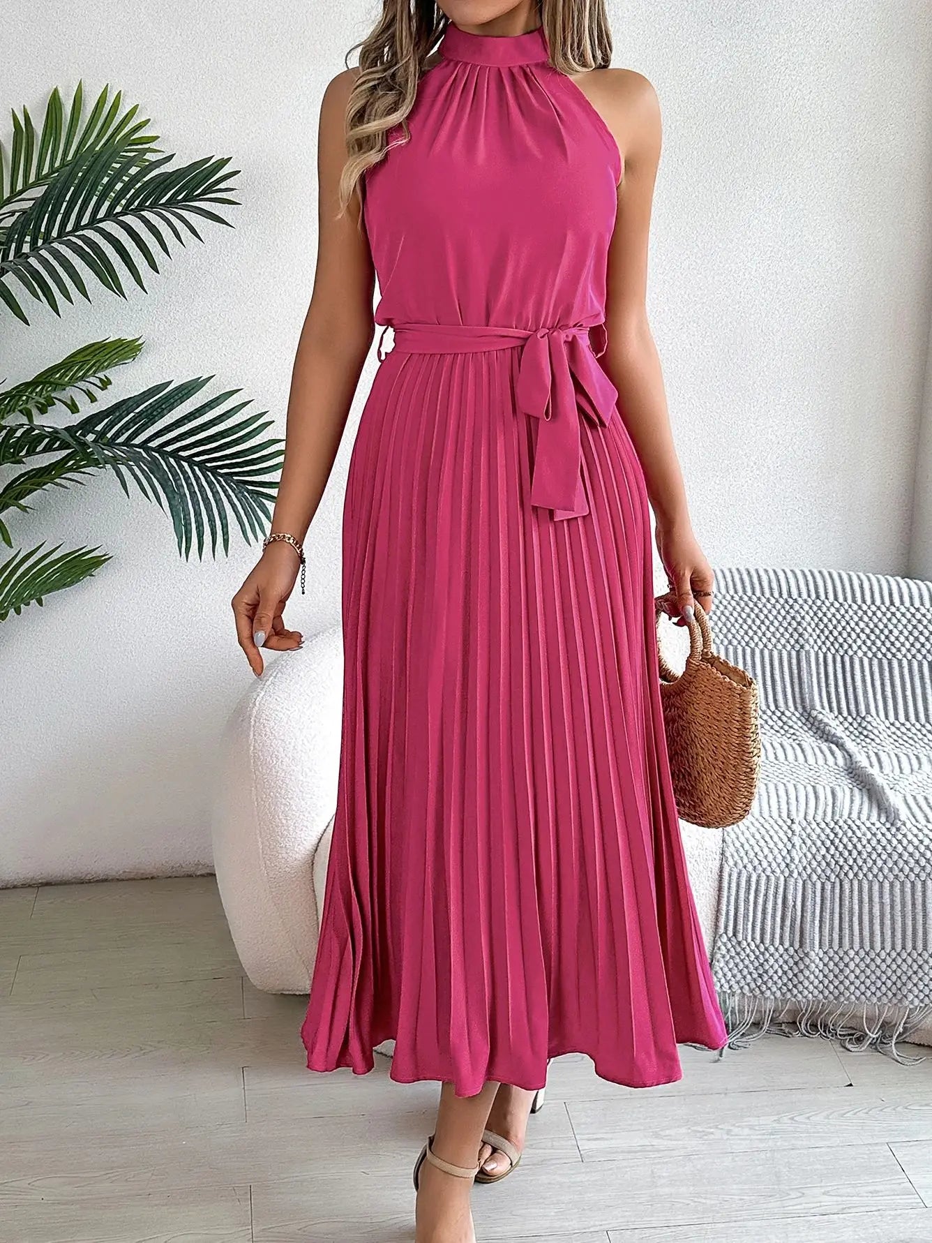 VEIGGARA | Robe élégante avec col montant et lien à la taille